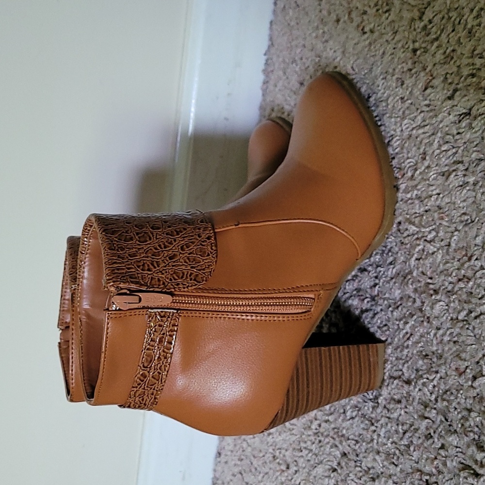 Stylish Camel-colored Heeled Boots with textured detailing, size 7